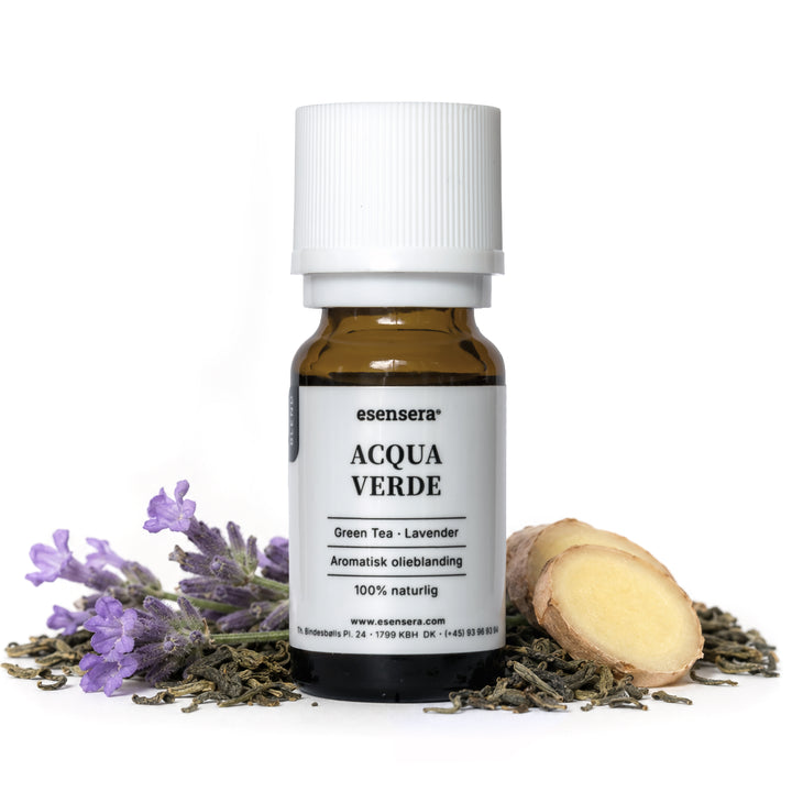 Aromatisk olieblanding ACQUA VERDE med botaniske råvarer i baggrunden – Esensera